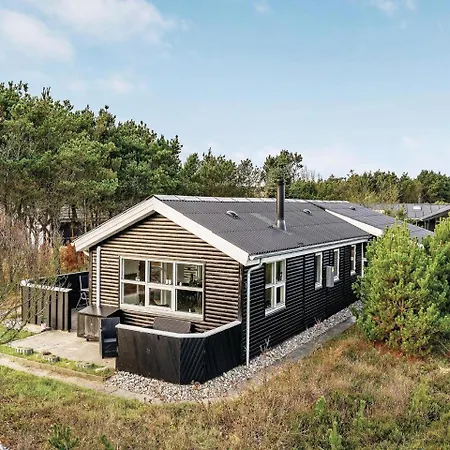 Дом отдыха Three-bedroom In Henne *