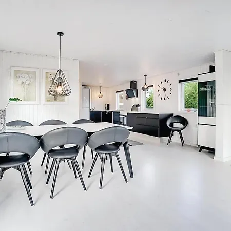 Дом отдыха Three-bedroom In Henne *